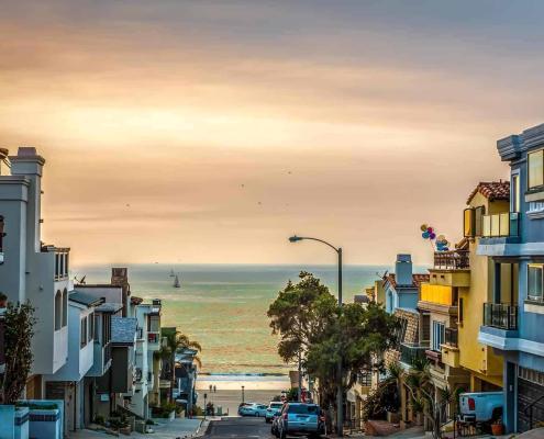 Street view of the beach at Huntington Beach